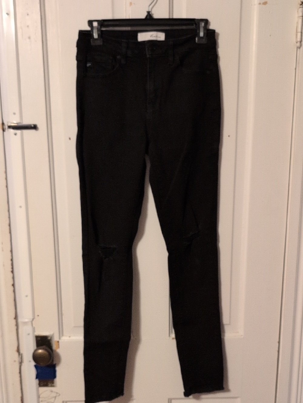 KanCan Black Skinny Jeans with Subtle Knee Rips Size 7/27
